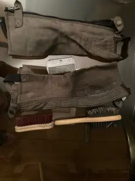guêtres enfants et brosse poney