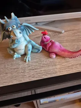 2 figurines dinausores