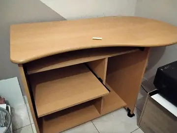 donne bureau L 110 x profondeur 67 H 75 roulettes