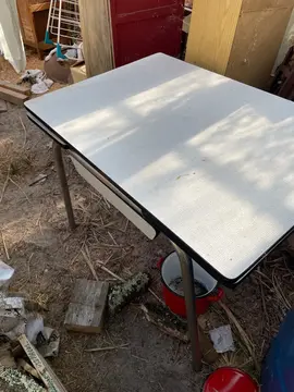 table et chaises en Formica