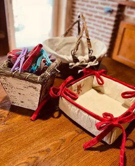 petit pot rempli de pinces à linge et 2 petites panières