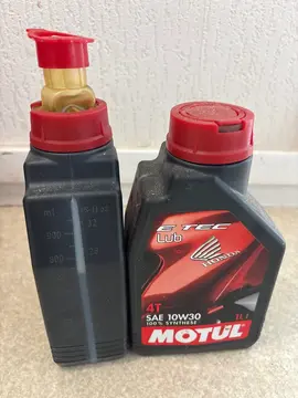 1,7 litres d’huile 10w30 pour moto.