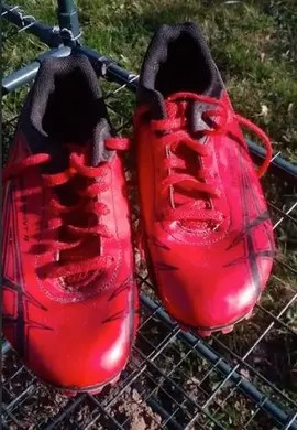 Chaussures à pointes, une paire en pointure 39, l'autre en 40.