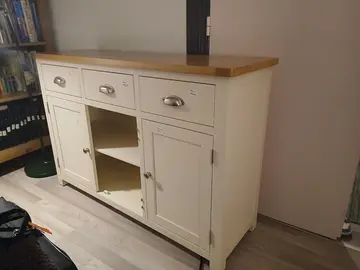 Buffet en bois solide blanc cassé avec 3 tiroirs et 2 portes