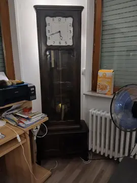 Horloge comtoise bois massif marque VEDETTE avec 3 pendants, fonctionnelle. Peut etre muette ou non.
