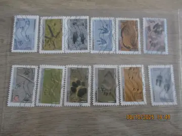 12 timbres oblitérés "empreinte d'animaux"