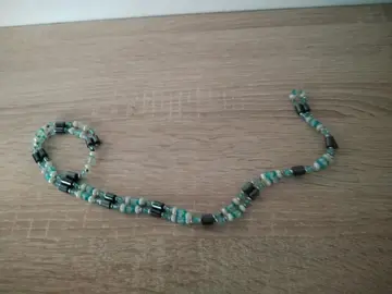 collier aimanté bleu