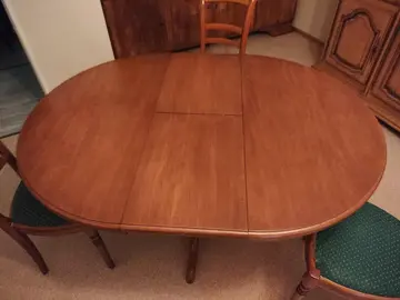 Donne table et trois chaises