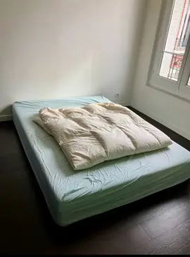Donne Matelas Tediber + chaise + table ronde