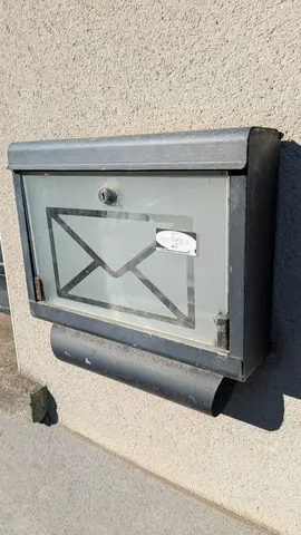 Boite aux lettres usagée à rénover