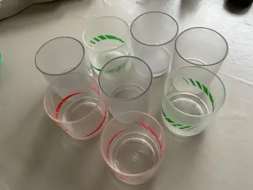 Huit verres en plastique