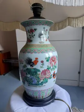 Lampe chinoise avec abat-jour.