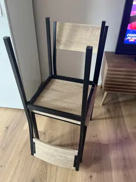 deux chaises en bois