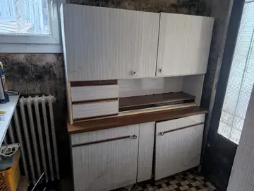 meuble en formica pas très bon état