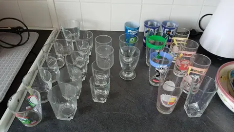 Donne vaisselle, verres, beurrier, ramequins, tasses