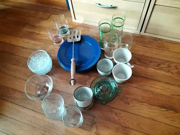 verres / bols / tasses / assiettes / presse citron /