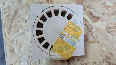 Siphon de cour avec emboîture incorporée verticale