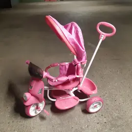 Tricycle petite fille avec barre de poussée (la barre de poussée est à revisser)