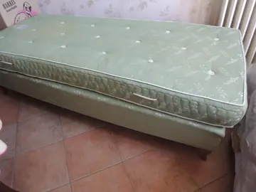 Lit une place (sommier + matelas)