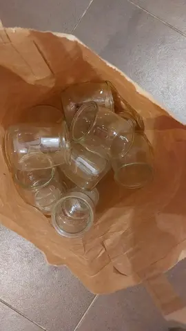 16 petits pots en verre
