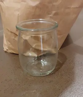 18 petits pots en verre