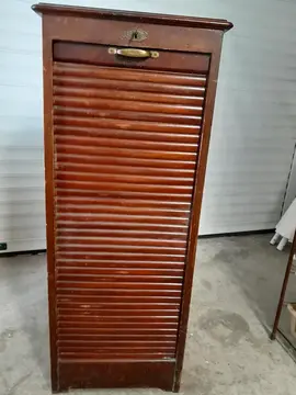 Vieux meuble à étagères