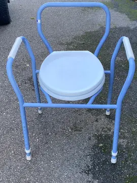 chaise percée