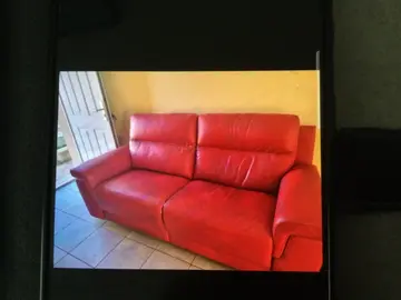 donne canapé cuir rouge électrique