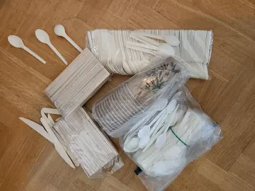 Donne verres et couverts en papier et plastique