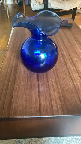 Donne vase bleu