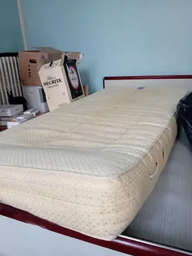 Matelas 90 X 190 tâché