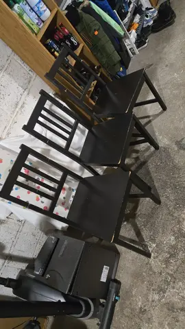 3 chaises en bois noir