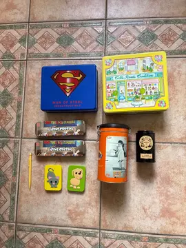 différentes boîtes en métal