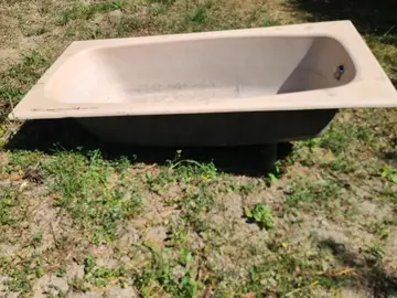 deux baignoires, abreuvoir ou mangeoire, pour animaux