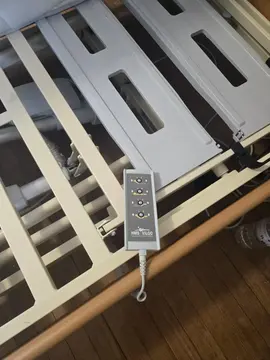 lit médical électrique en bois avec barriere avez matelas gris médicalisé
