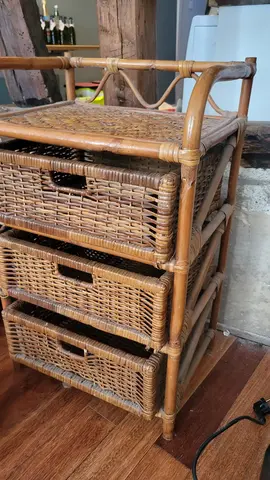 Petit meuble a tiroirs en osier