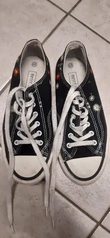 basquettes noires à fleurs