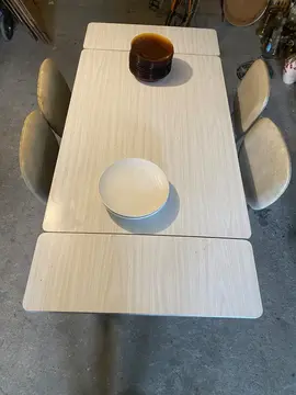 table en Formica plus chaises