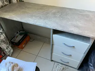bureau gris et blabc