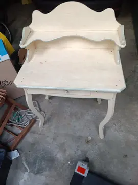 petit bureau couleur crème je