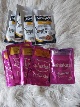 Nourriture pour chat (sachets neufs)