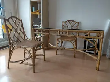 Table vitrée et 3 chaises