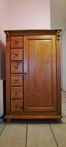 Armoire en bois clair