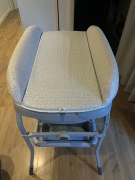 Table à langer avec baignoire