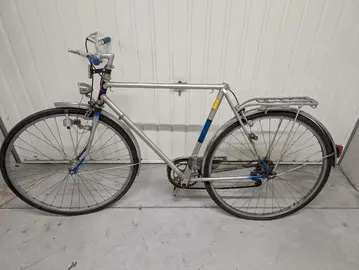 Vélo ancien - Plus de selle - Pneus / chambres à air à changer - Dynamo HS