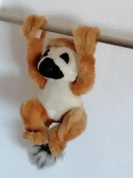 Peluche qui s'accroche après une barre, un bâton ou autre