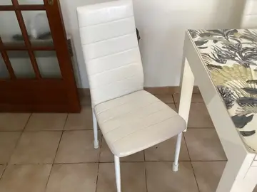 chaises blanches