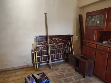 lit en fer forgé et un lit en bois