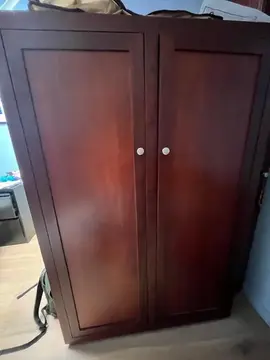 Armoire en bois foncé