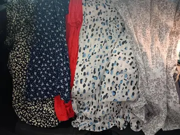 VETEMENTS FEMMES T 44 et T 42, notamment ROBES